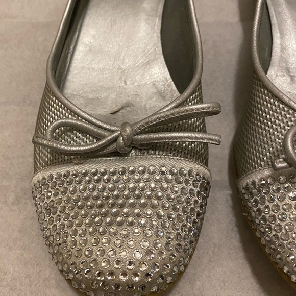 Stuart Weitzman Ideal Silver Nappa Rhinestone and Bow Flats. - Picture 2 of 16